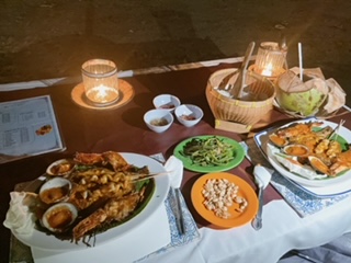 ディナーはジンバランビーチでBBQ