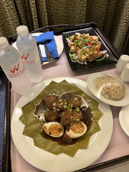 ルームサービスでフィリピンん料理をオーダー