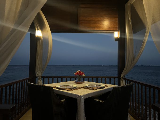 目の前に広がる海を眺めながらのディナー