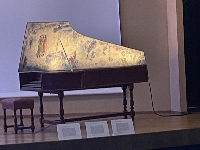 シャガールの絵が施されたグランドピアノ