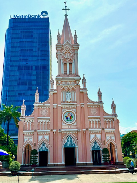 ピンクのダナン大聖堂