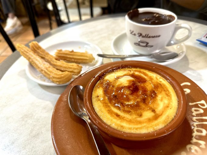 「La Pallaresa Xocolateria Xurreria」のチュロスとクレームブリュレ