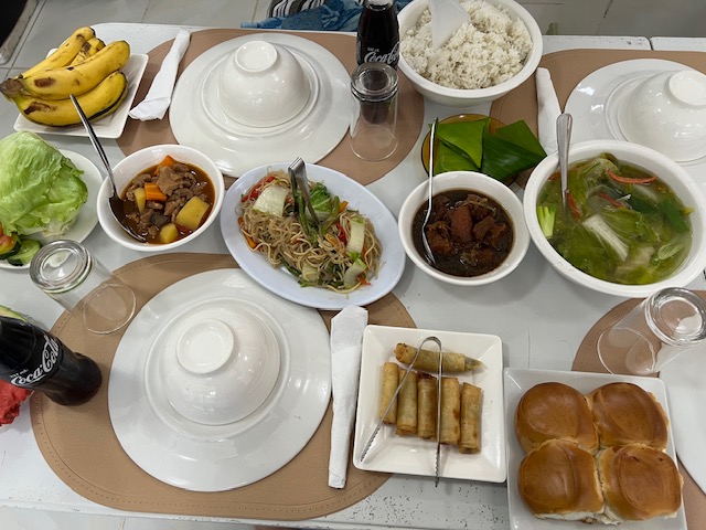 ディナーはフィリピン料理をいただきました