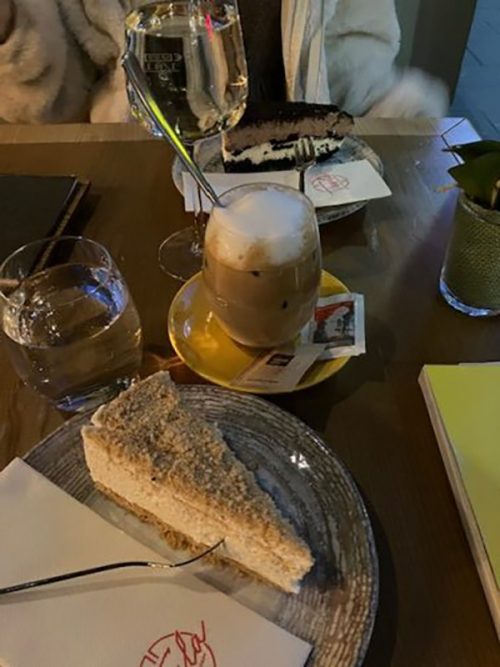 カフェ「Tesla Coffee and Concept」にて