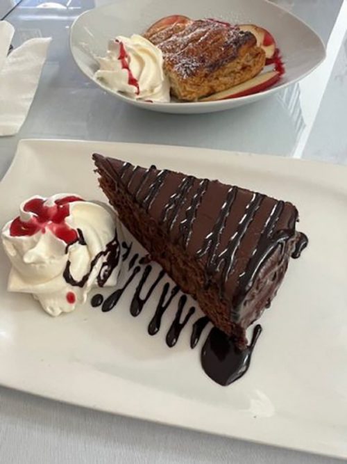 カフェ「Beim BELVEDERE」にてザッハトルテとアプフェルシュトゥルーデルを注文