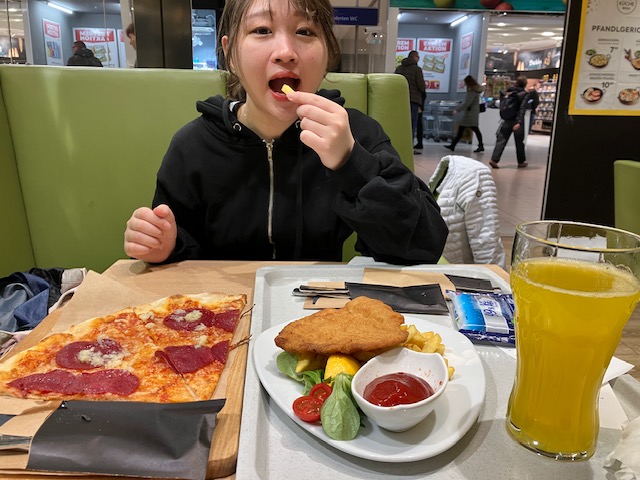 ウィーン名物シュニッツェルをいただきました