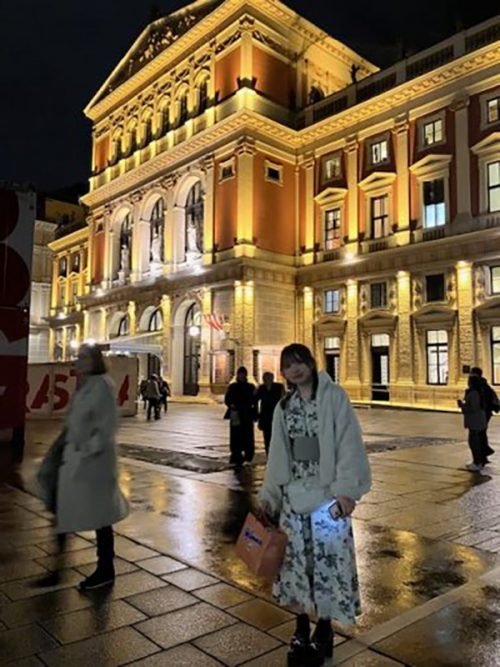 夜になってライトアップされた楽友協会