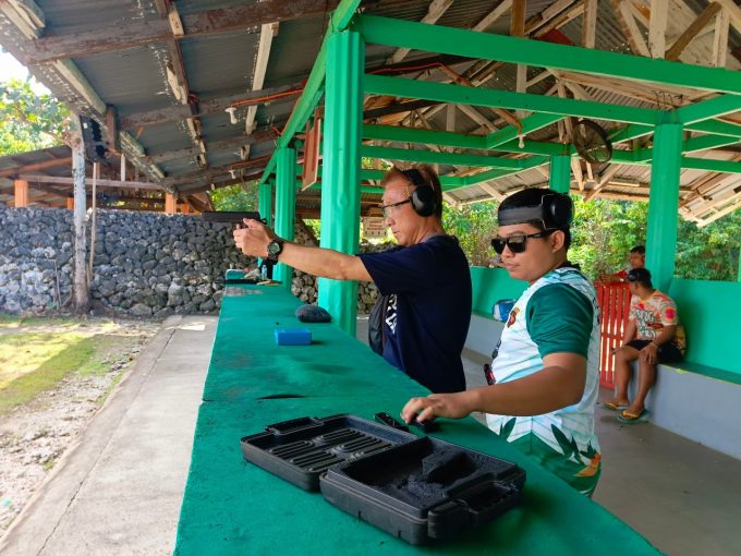 射撃体験！親父の方が上手かったですね