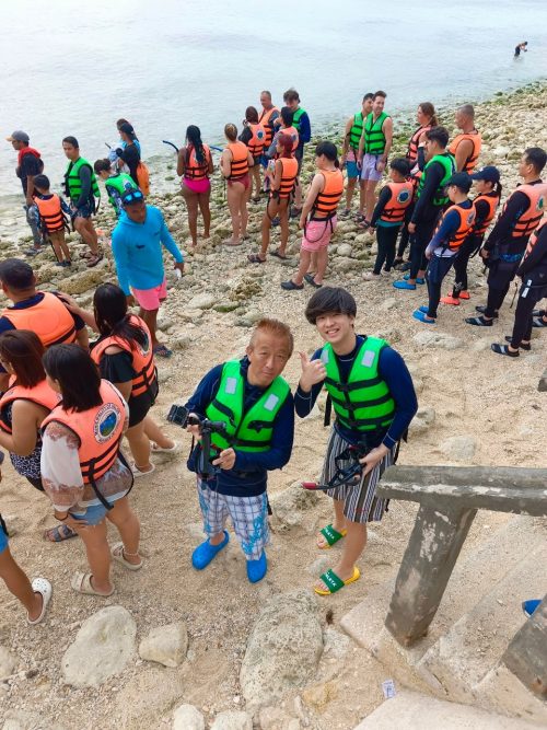 オスロブでジンベイザメに会うにはたくさんの人が待ってました