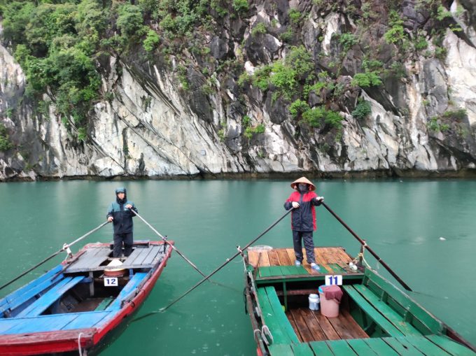 舟に乗り込んで洞窟を探索