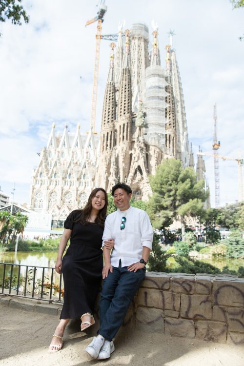 サグラダファミリアを背景にカメラマンによる撮影