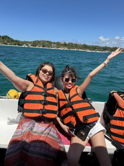 パラセーリングに向かうボート