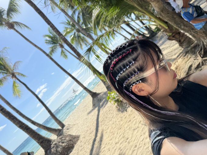 到着してホテルチェックインまでの時間でのボラカイ探索中に娘が編んでもらいました