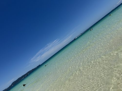 ホワイトビーチ 遠浅でとても澄んだ綺麗な海