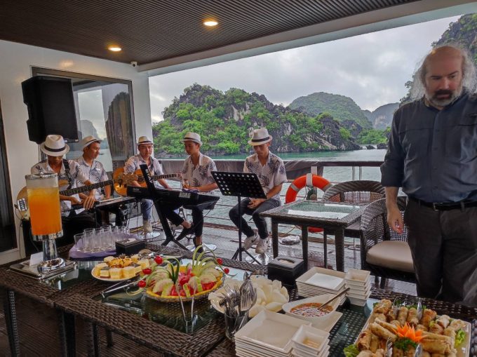 バンド演奏を聴きながら、クルーズ船上でのお手製春巻試食