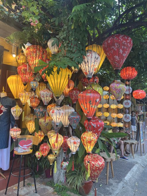 アパレル店舗のランタン装飾