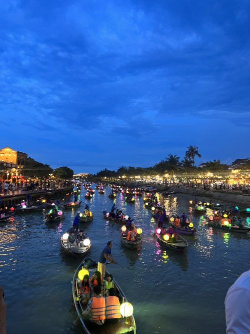 夕暮れから夜にかけての灯籠流しの様子