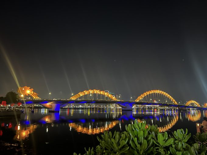 週末炎のショーが行われるドラゴン橋