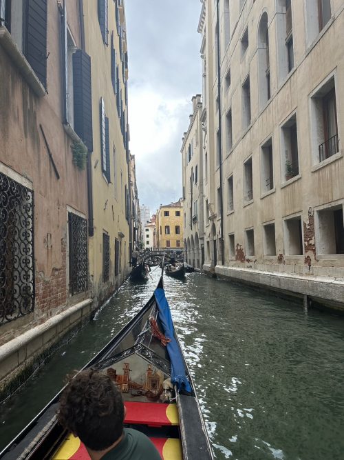 狭い水路を進むゴンドラ