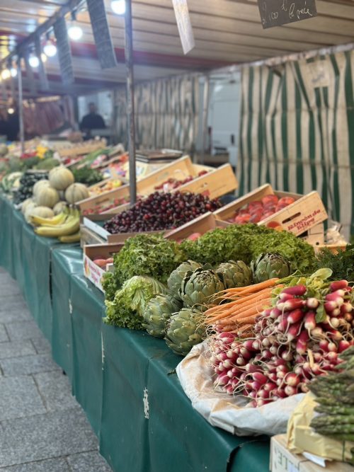 新鮮な食材が並ぶ