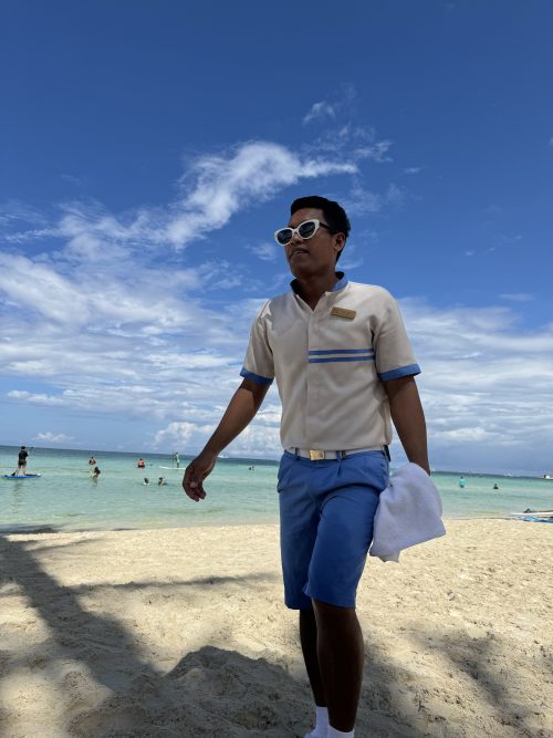 ビーチサイドのスタッフパラソルを傾けたり私の浮袋の空気を抜いてくれたり笑とってもとっても仲良くなりお世話になりました