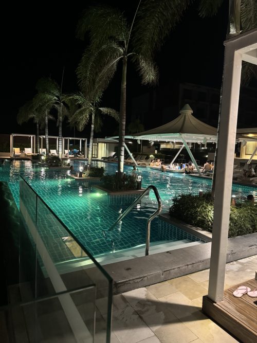 ホテルのインフィニティプールのライトアップ