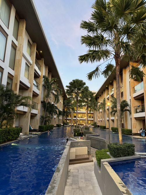 ホテルのプール