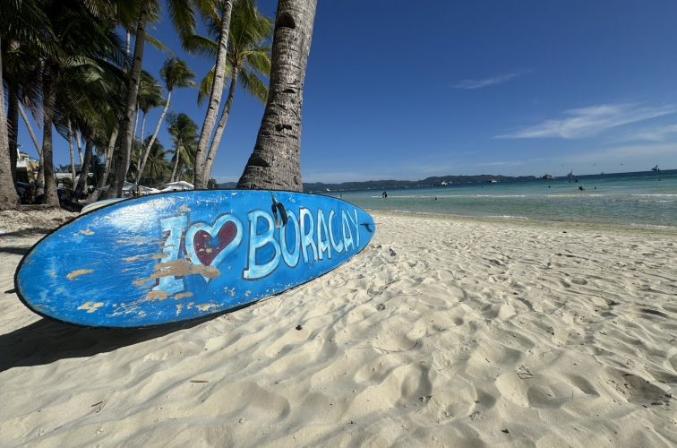 ビーチにある可愛いサーフボード