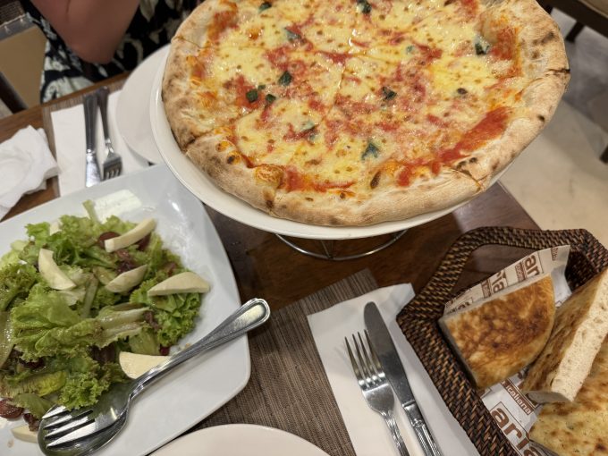 2日目の夕飯のピザ…大き過ぎ