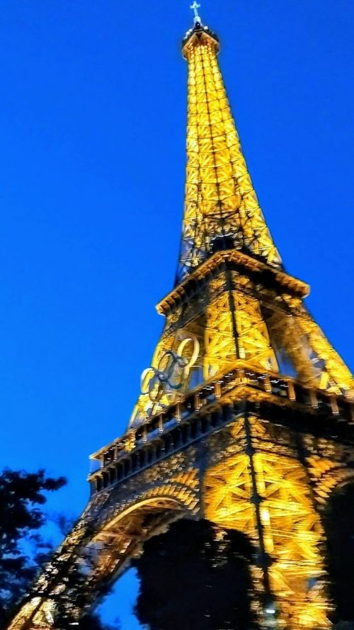 五輪マークがついたエッフェル塔