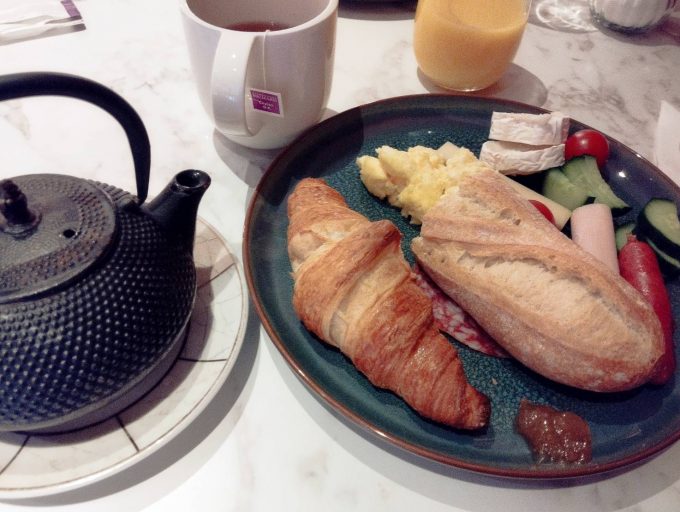 ホテル朝食風景