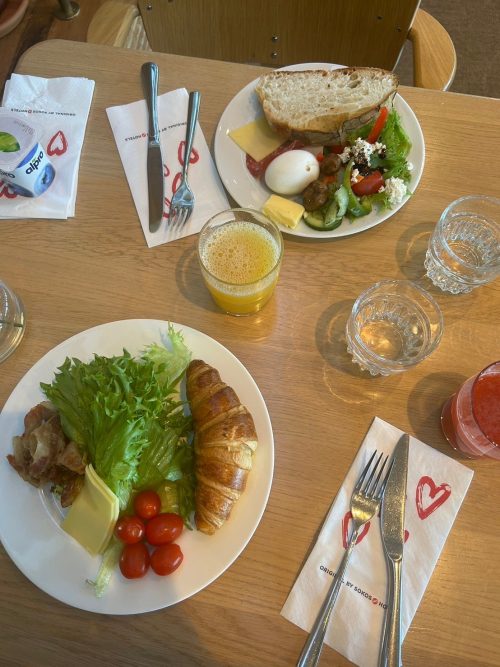 「オリジナル ソコス ホテル バークナ ヘルシンキ」の朝食