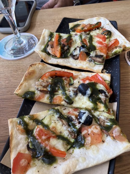 バジルジュースにピザ