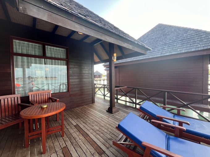 水上コテージのウッドデッキになります。