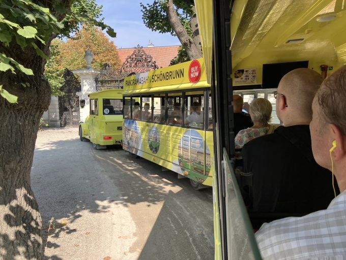 園内バスで移動