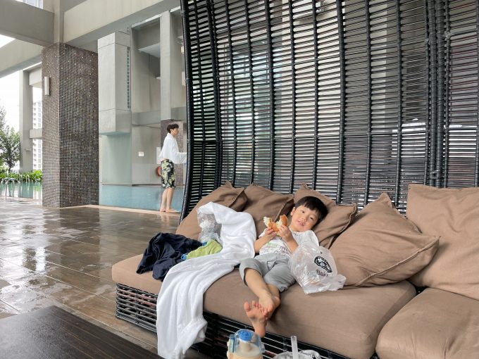 ホテルのプール