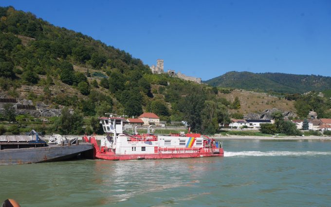 ドナウ川から見た古城