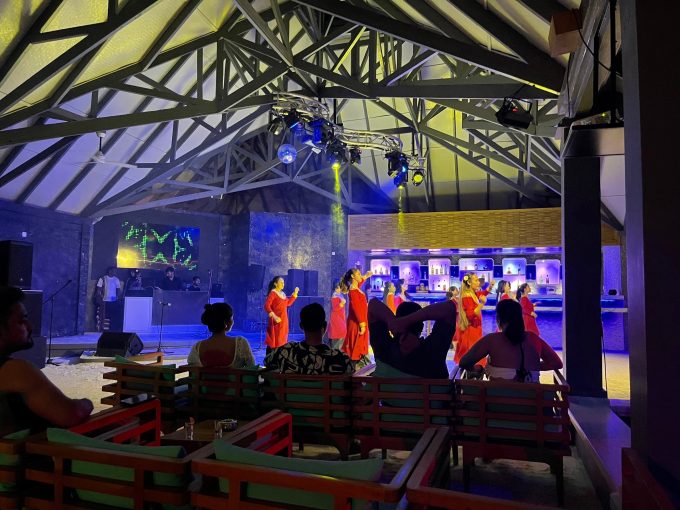夜中にバーで行われた、モルディブの伝統舞踊のショーです。