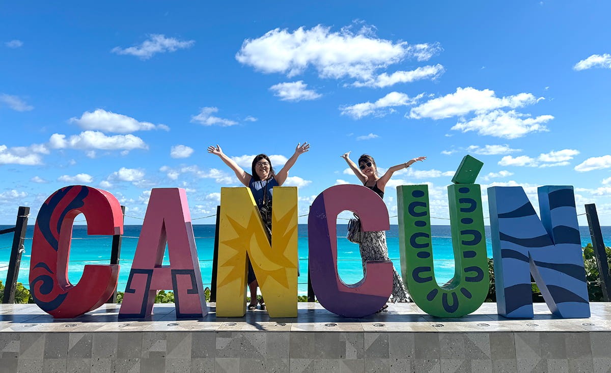 カンクンで人気のフォトスポット「カンクンサイン」にて