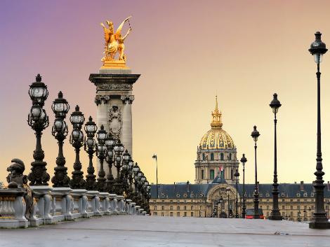 パリ：アレクサンドル3世橋の夕景