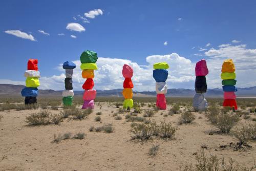 世界中で話題のフォトジェニックなカラフルな岩「セブンマジックマウンテン」