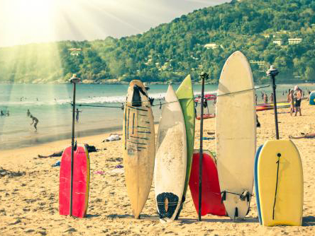 サーフボードの並ぶハワイのビーチ