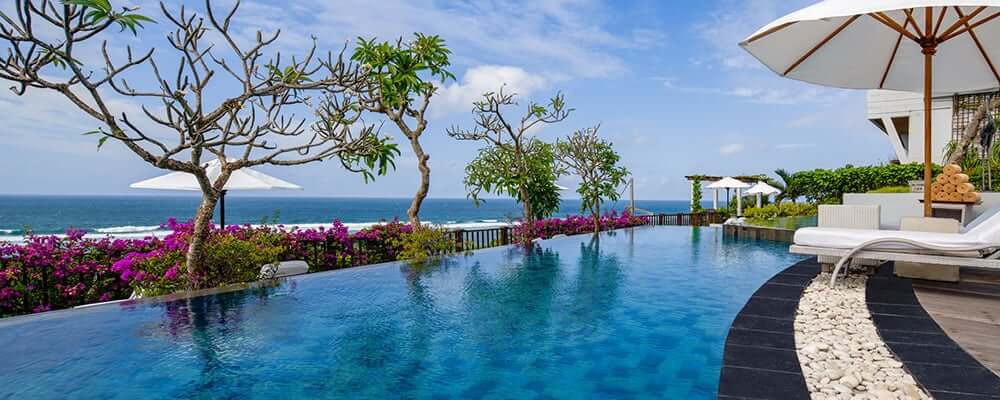インド洋を眺められる「サマベ バリ スイーツ＆ヴィラス」のメインプール
