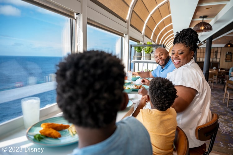 海を眺めながら食事をする家族