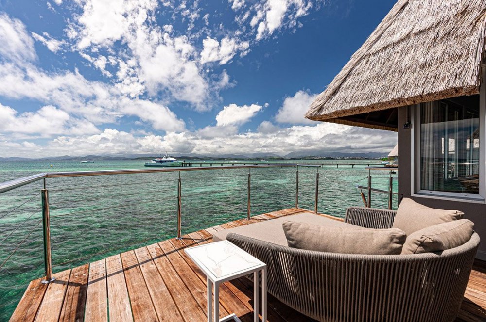 ②遠浅で綺麗な海に囲まれたバンガロー