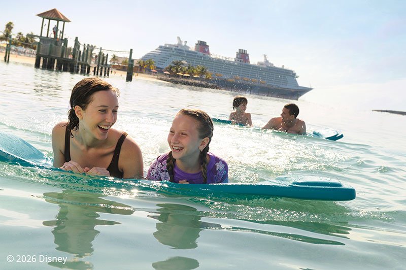 フロートチューブを楽しむ親子(イメージ)