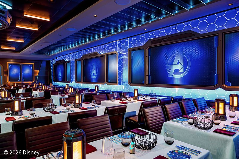 壁に大型のモニターが並ぶ「ワールド・オブ・マーベル」の座席