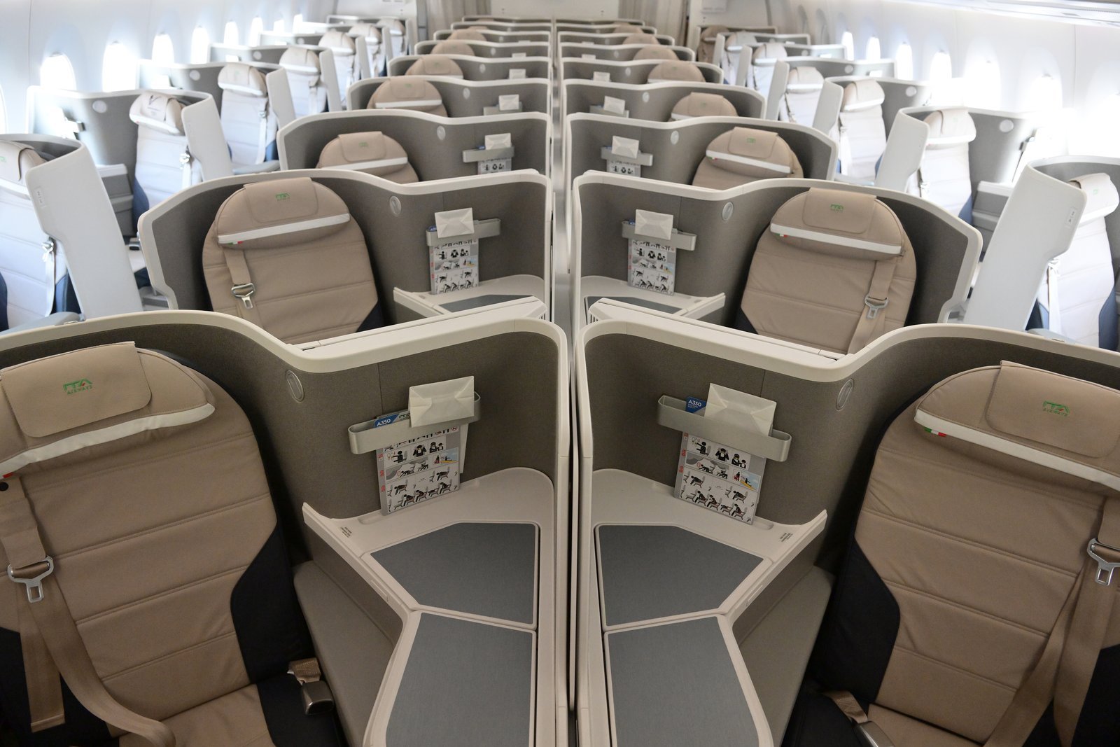 ITAエアウェイズ A350-900のビジネスクラス機内