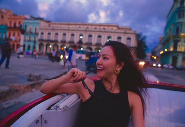 オープンカーに乗る西内ひろ