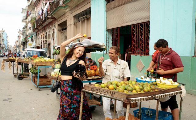 キューバの街を歩く西内ひろ